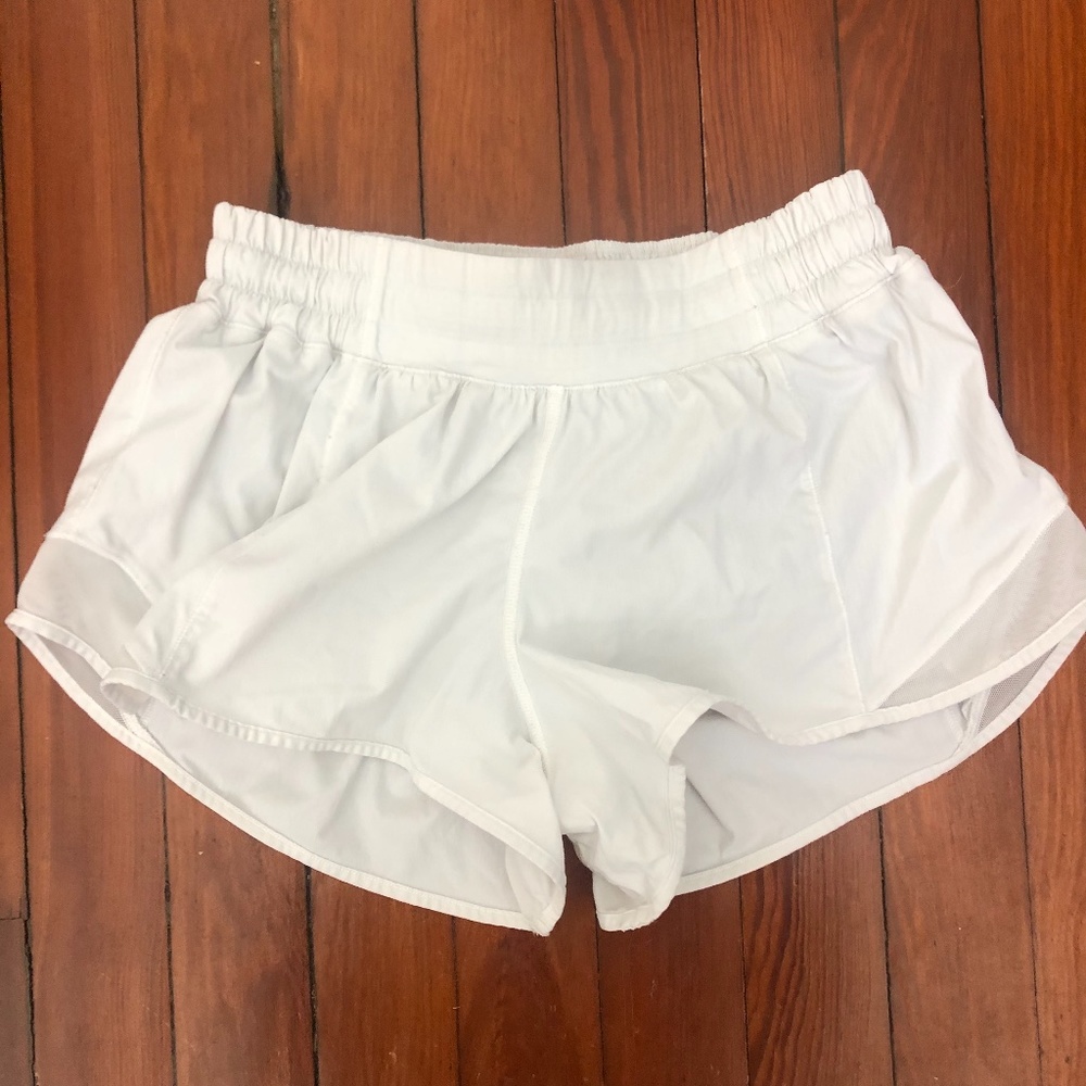 Size 2  Lululemon Hotty Hot shorts 2.5'